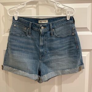 Madewell women’s curvy perfect vintage shorts. Size: 27